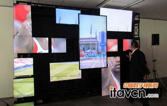 圖三:用電子標牌管理軟件“MagicInfo VideoWall2”使多臺液晶顯示器同步的演示。除了左側正方形的“UD22B”以外,還可以與三星電子原產品以及其他公司的產品組合使用