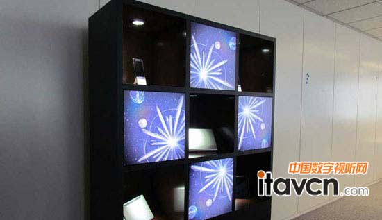 圖一:將三星電子日本的新型顯示器“UD22B”按照正方形組合使用,同時把三星智能手機等排列在一起的展示樣品