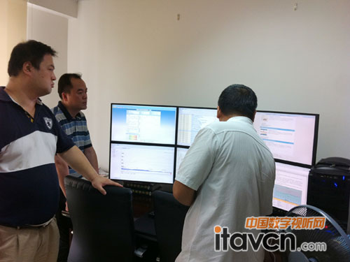 三星顯示設備部商用顯示器產品總監何彤亮(左二),與三星商用顯示器北方總代負責人李秋季經理(左一)在認真仔細聽取客戶對展翼MD230的使用反饋。