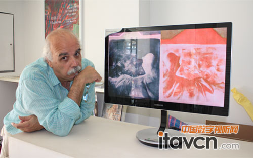 路易斯•蒙福特教授在三星顯示器S27B970D大擺造型