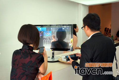 產(chǎn)品經(jīng)理王慶陽(yáng)展示S27B970D的智聯(lián)技術(shù)