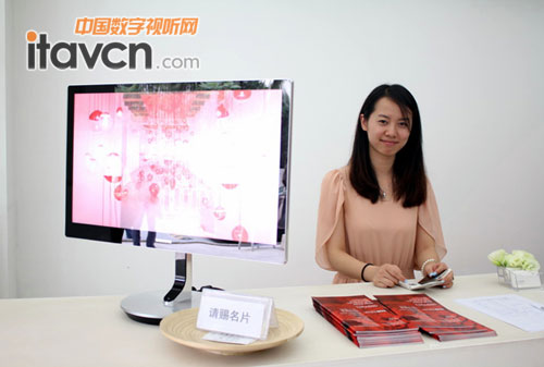 白盒子藝術(shù)館美女工作人員與S27B970D一同展現(xiàn)優(yōu)雅身姿