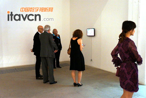 巴西大使和路易斯•蒙福特教授通過三星T24B350AC一同觀看作品
