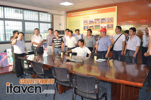 中祥創新國內市場部曾總監為工商聯一行人介紹深中祥品牌LED產品