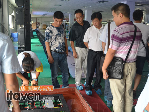 安徽省寧國市工商聯青年企業家們仔細查看深中祥品牌LED顯示屏做防水測試