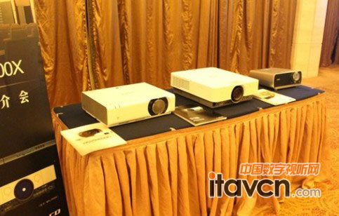 現場展示索尼工程投影機型
