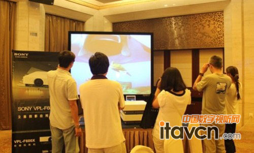 與會嘉賓現場體驗3D投影效果