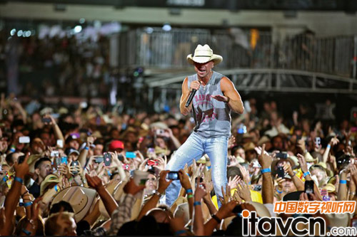 舒爾AXIENT系統助陣KENNY CHESNEY巡演