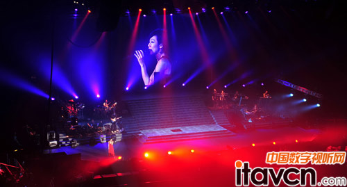 8月10日演出現(xiàn)場(chǎng),舞臺(tái)左側(cè)為返聽(tīng)調(diào)音位