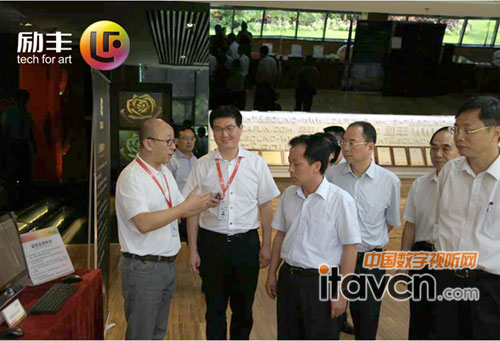 珠海市委書記李嘉在LEMUSE產(chǎn)品展覽區(qū)參觀視察