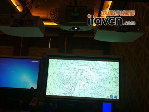 ���ɳ�P-2�_NEC PA500X+�����ںϣ�1�_PA500U+��ֱ����ͶӰ