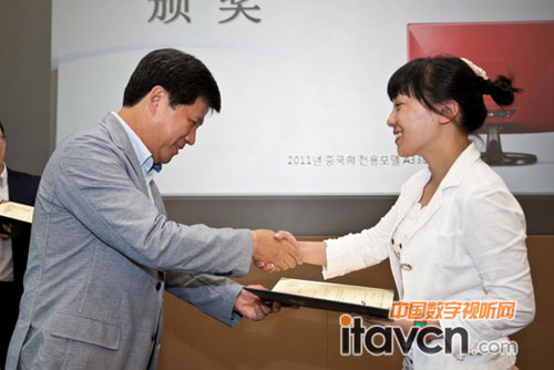 三星顯示器全球銷售總裁金汀煥專務為優秀經銷商頒發獎項