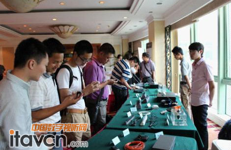 現場與會者對天創中電展出的產品興趣濃厚