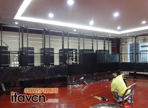 峰寧52片46寸LED液晶拼接點亮東華鋁材