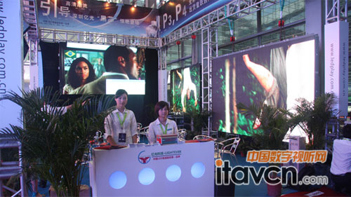 深圳億光光博會展臺兢兢業業的前臺接待小姐