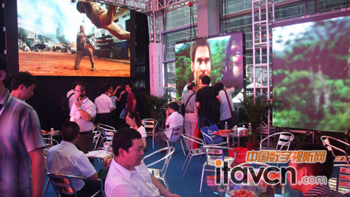 深圳億光展臺接待區賓朋滿座