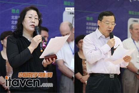 參與開(kāi)幕式致辭的是來(lái)自中國(guó)家用電器服務(wù)維修協(xié)會(huì)會(huì)長(zhǎng)劉秀敏女士,