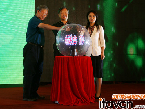 廣電領(lǐng)導(dǎo)及CCBN組委會(huì)要員啟動(dòng)CCBN2013儀式