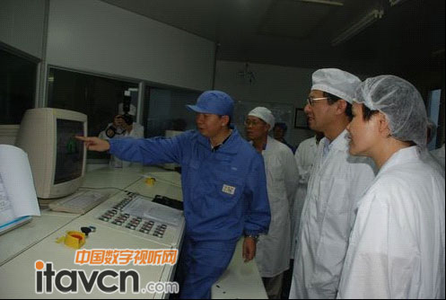 李貽偉書記檢查佛塑東方分公司電工膜生產車間監控室