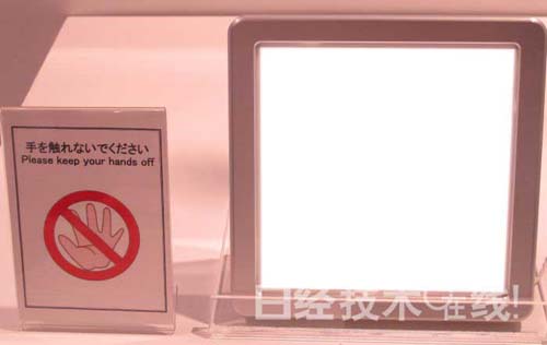 NEDO展出使用新型透明導電膜的OLED面板