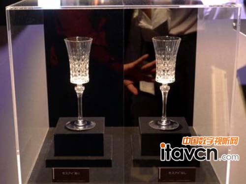 蛾眼面板技術也可以應用在顯示器螢幕中,左邊的玻璃使用了蛾眼濾光片