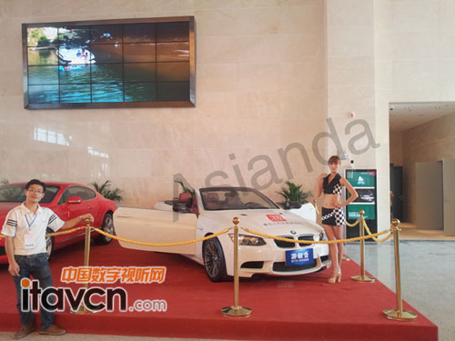 施工人員和展示大屏合影