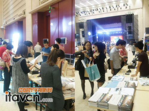 鐵三角展區(qū)前咨詢的人駱驛不絕