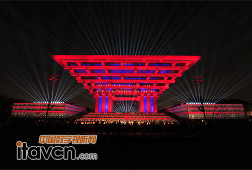 安恒集團(tuán)采用正面8臺及側(cè)面8臺PT-SDZ21KC投影機(jī)演繹《盛世中華》節(jié)目