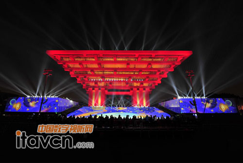 安恒集團(tuán)采用正面8臺及側(cè)面8臺PT-SDZ21KC投影機(jī)演繹《全城互動,激光繪畫》節(jié)目