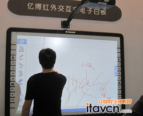 億博雙人書寫操控技術突破紅外觸控瓶頸