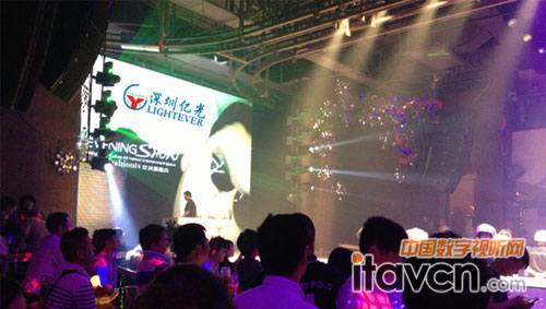 億光led屏妝點晚裝EVENINSHOW藝術(shù)夜生活
