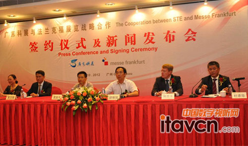 廣東省文化廳黨組成員、廣東省文化市場綜合執法局局長 胡振國先生在新聞發布會上致辭