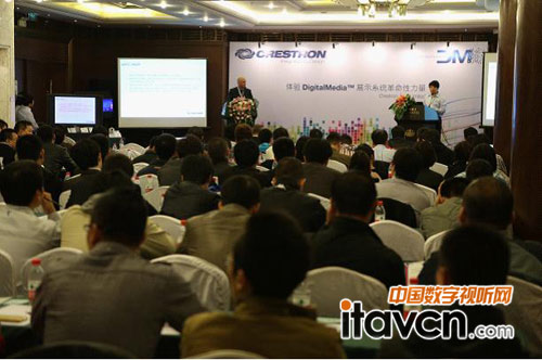 客戶認真聆聽講解