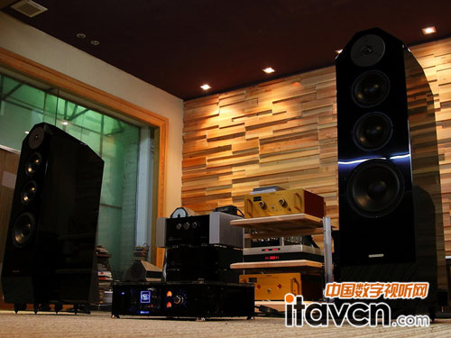 采用了雙中音單元設(shè)計(jì)的座地箱