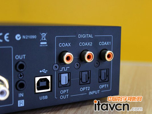 Audiolab M-DAC的頂部和底部都設(shè)置有均勻分布的散熱孔