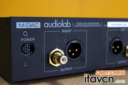 Audiolab M-DAC的頂部和底部都設(shè)置有均勻分布的散熱孔