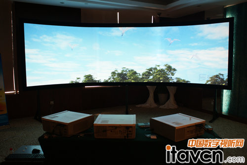 3臺ASK E2工程機拼接投射弧形畫面