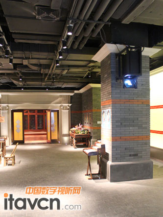 �٘��T����ǰ����һ��(g��)С���_(t��i)�����˿�ҕͶӰ�C(j��)