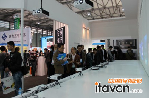 雅圖展館內人山人海