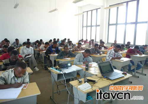 同學們很認真,可是投影使用不方便