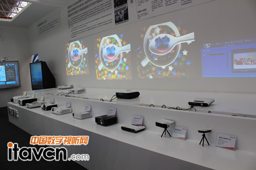 雅圖專業(yè)教育投影機(jī)并排展區(qū)