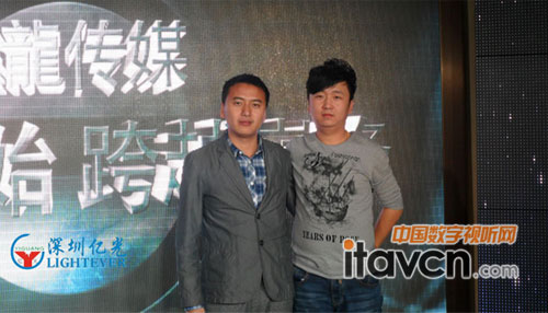 鑫龍傳媒藝術總監(jiān)王總與李總合影