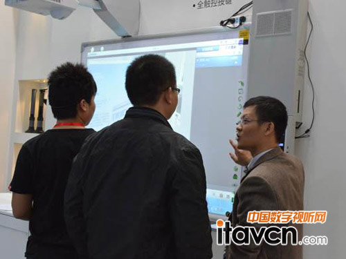 鼎易工作人員為受眾進(jìn)行詳細(xì)講解