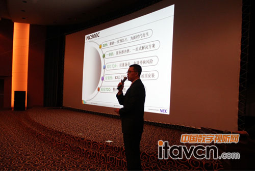 NEC(中國)顯示產品解決方案事業部副總經理張衛國進行產品講解