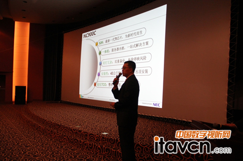 NEC(中國)顯示產品解決方案事業部副總經理張衛國進行產品講解