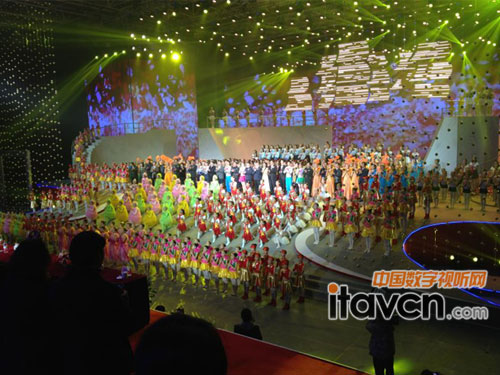 演出結(jié)束后全體領(lǐng)導(dǎo)上臺與演員合影并與全場一起演唱《歌唱祖國》