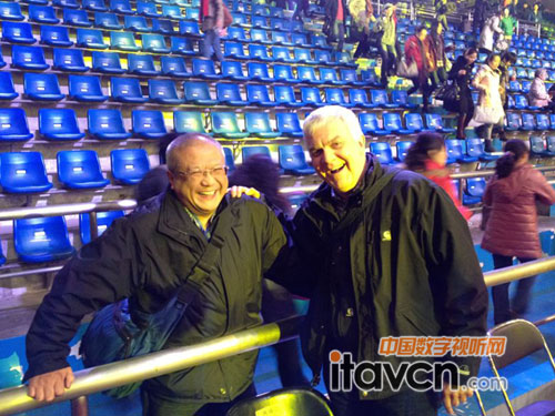 function-one銷售總監(jiān)Bill Woods 先生與鐵三角大中華有限公司董事李宏翱先生演出結(jié)束后合影