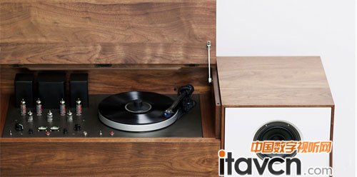 音響系統(tǒng)兩旁為各一組6.5"全音域揚(yáng)聲器,配合收藏于合金基座的有源超低音系統(tǒng)