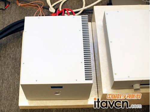 Goldmund Telos 154機身采用“機械式接地”結構