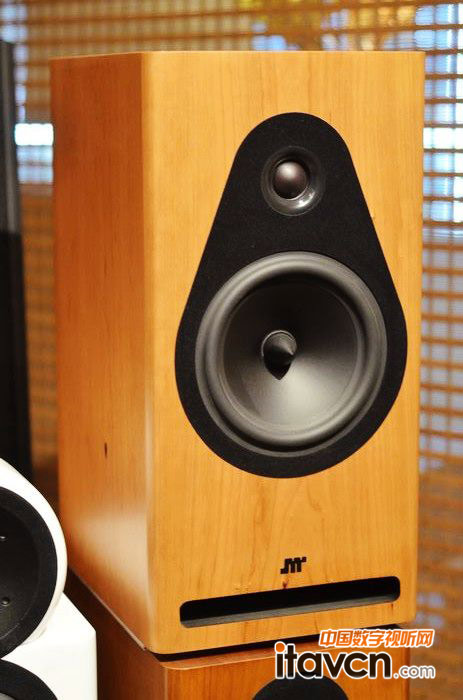 JMR高級型號之高音單元采用雙鋁帶設計